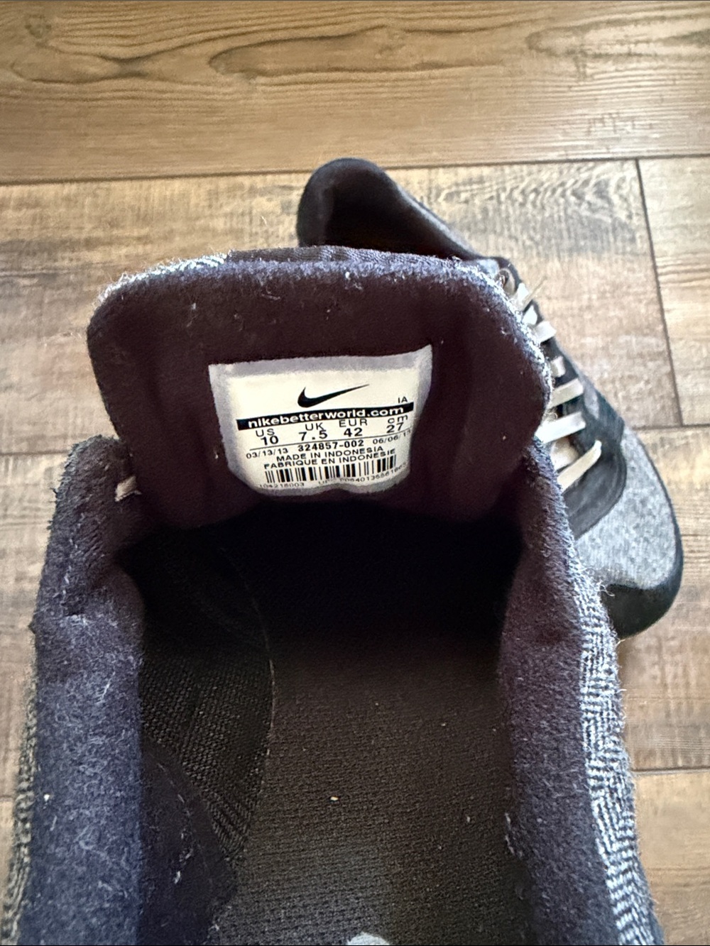 Nike Women’s Gray Herringbone Suede Accent Sneakers Size 10 - Picture 2 of 8